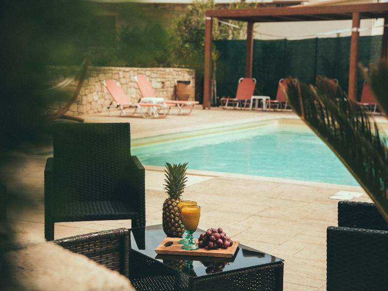 Almyra Apartments - Lobi