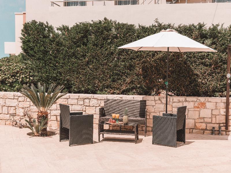 Almyra Apartments - Lobi