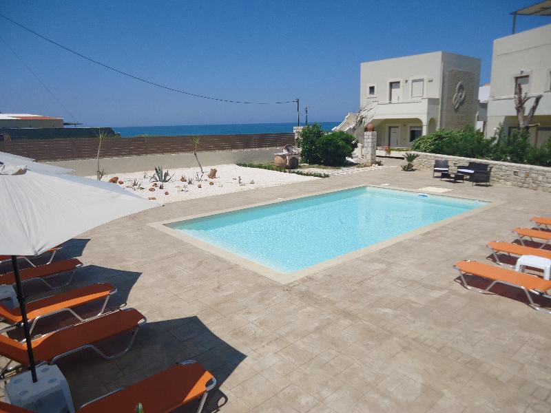 Almyra Apartments - Havuz