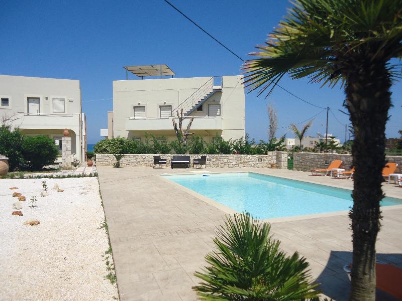 Almyra Apartments - Havuz