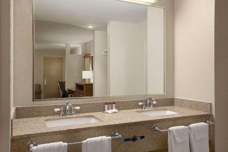 Ramada by Wyndham Rockville Centre - Oda