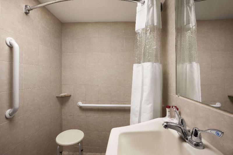 Ramada by Wyndham Rockville Centre - Oda