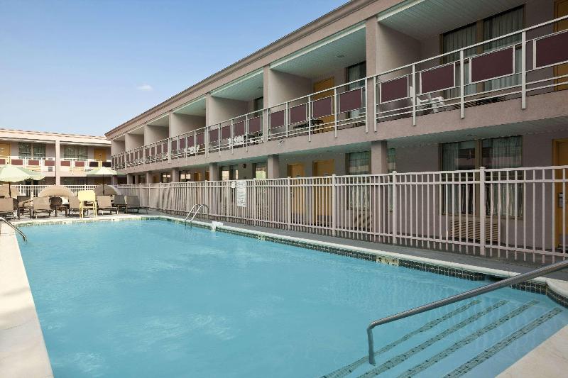 Ramada by Wyndham Rockville Centre - Havuz