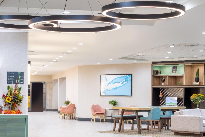 Holiday Inn Long Island-Islip Arpt East - Lobi