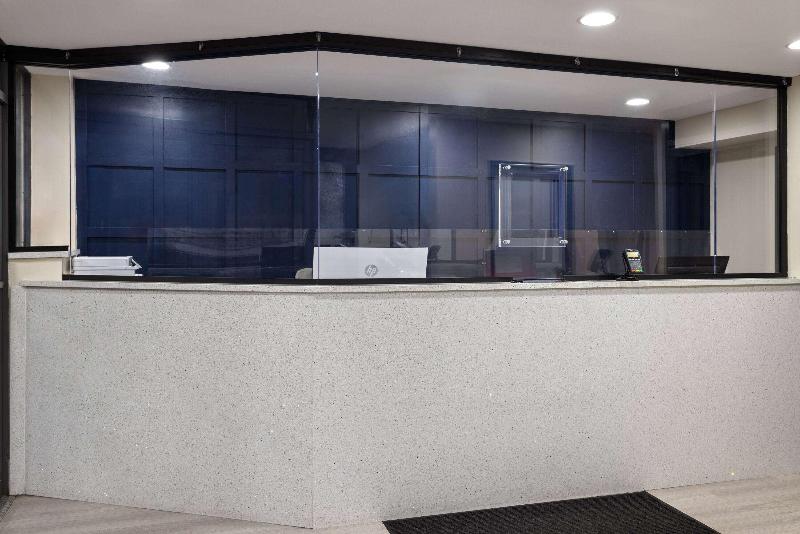 Travelodge by Wyndham Manhasset - Lobi