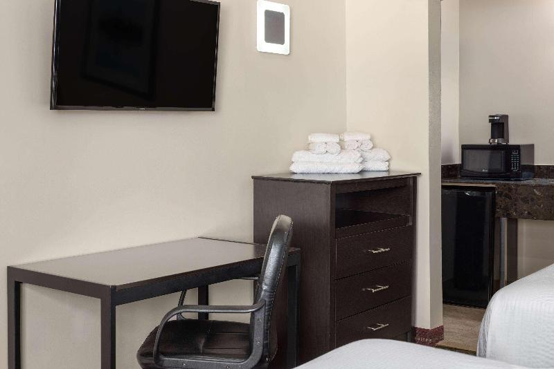 Travelodge by Wyndham Manhasset - Oda
