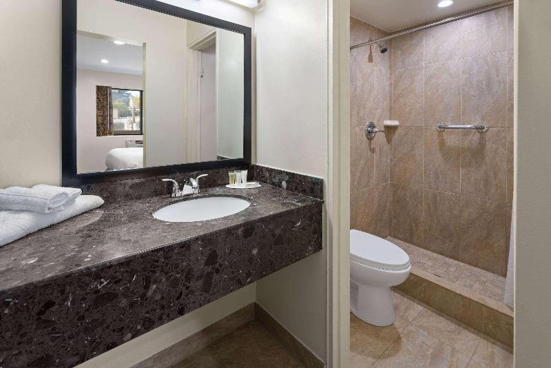 Travelodge by Wyndham Manhasset - Oda