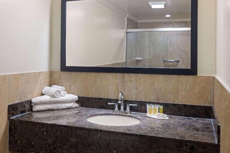 Travelodge by Wyndham Manhasset - Oda