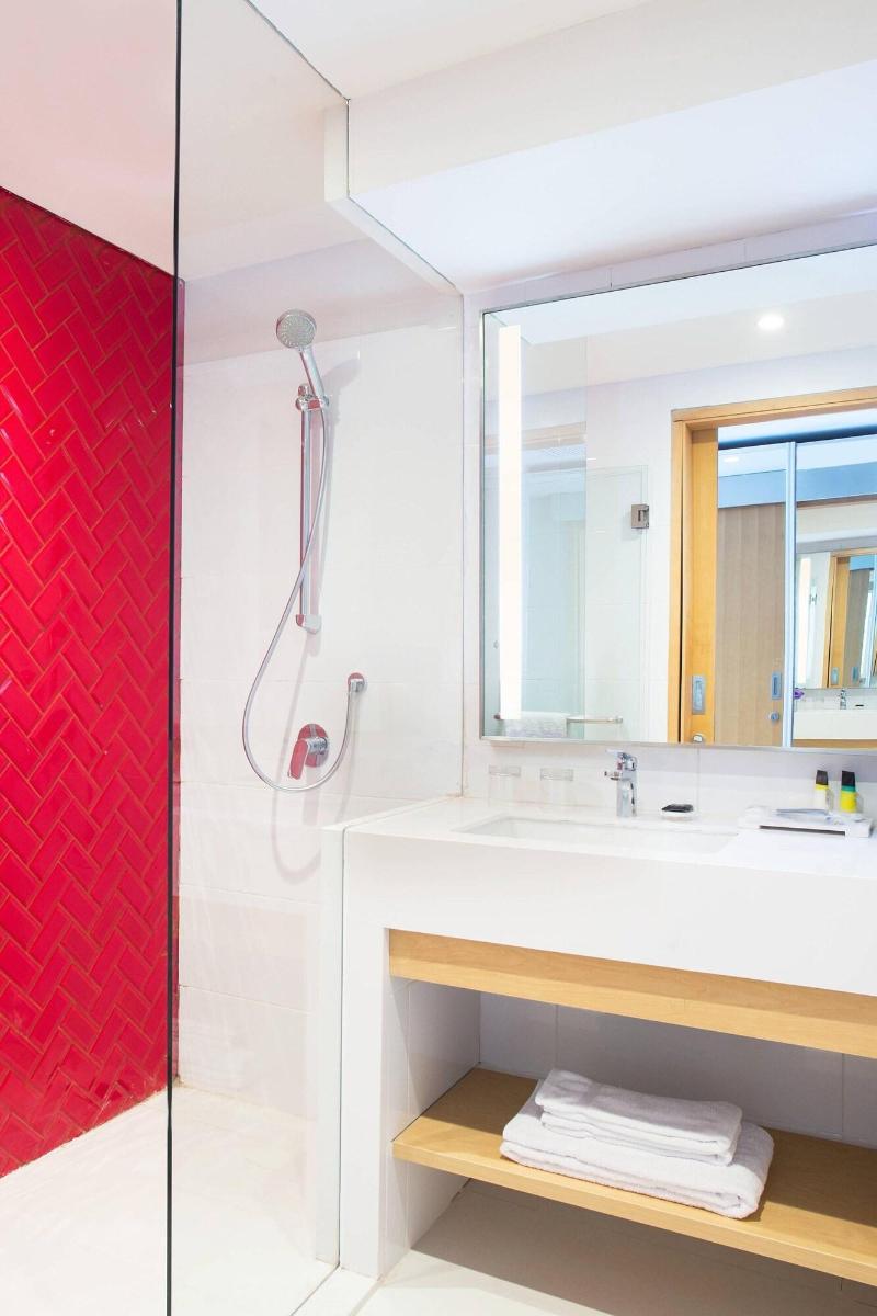 Four Points by Sheraton Surabaya - Oda