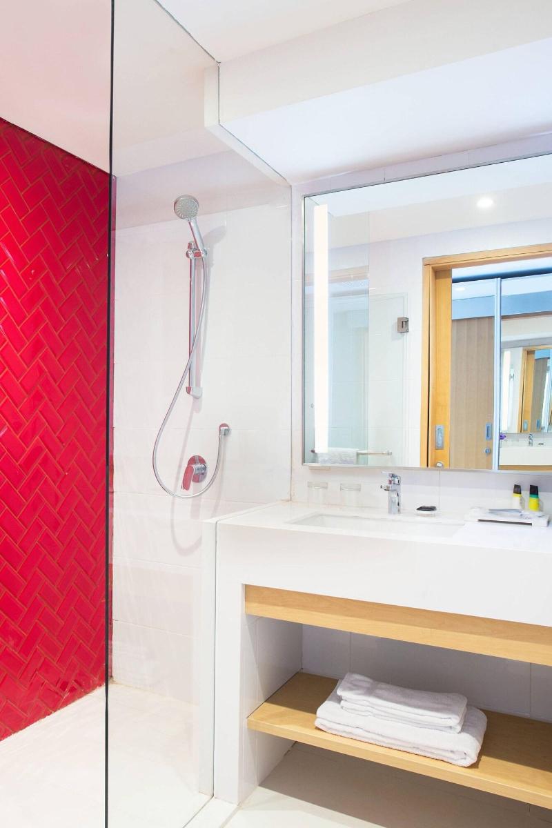 Four Points by Sheraton Surabaya - Oda