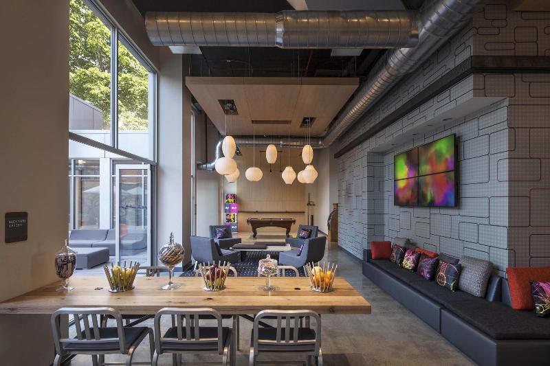 Aloft Long Island City-Manhattan View - Lobi