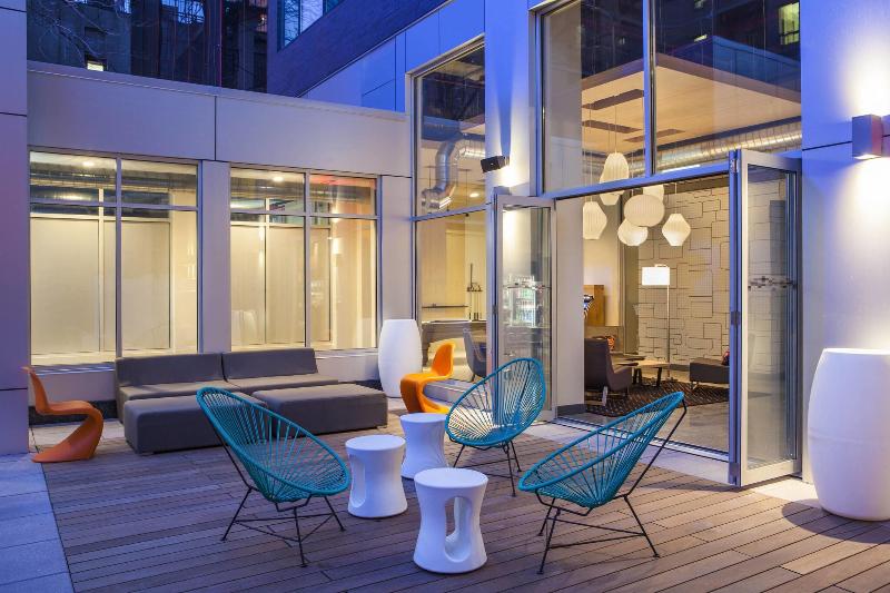 Aloft Long Island City-Manhattan View - Lobi