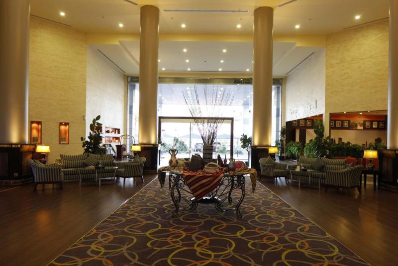 Golden Tulip Hail - Lobi