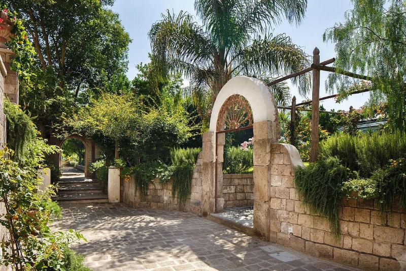 Villa Don Camillo - Genel