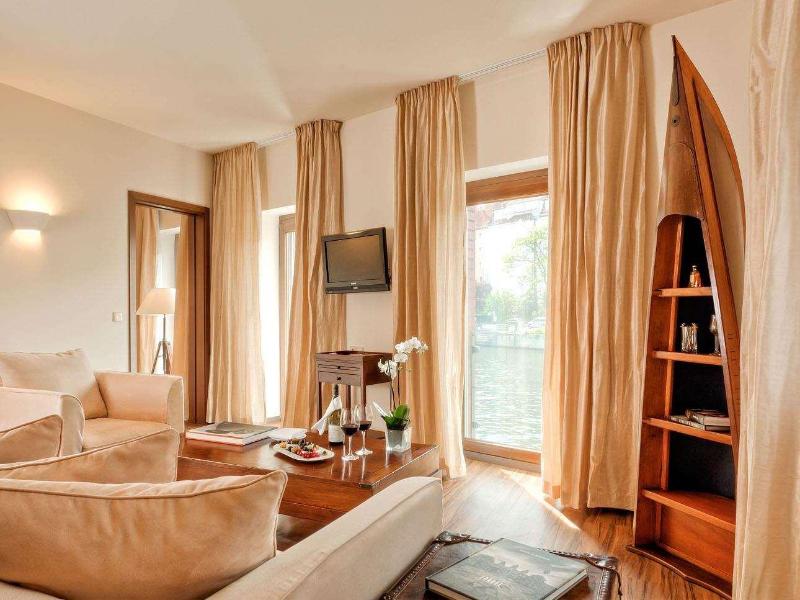 Abion Villa Suites - Oda