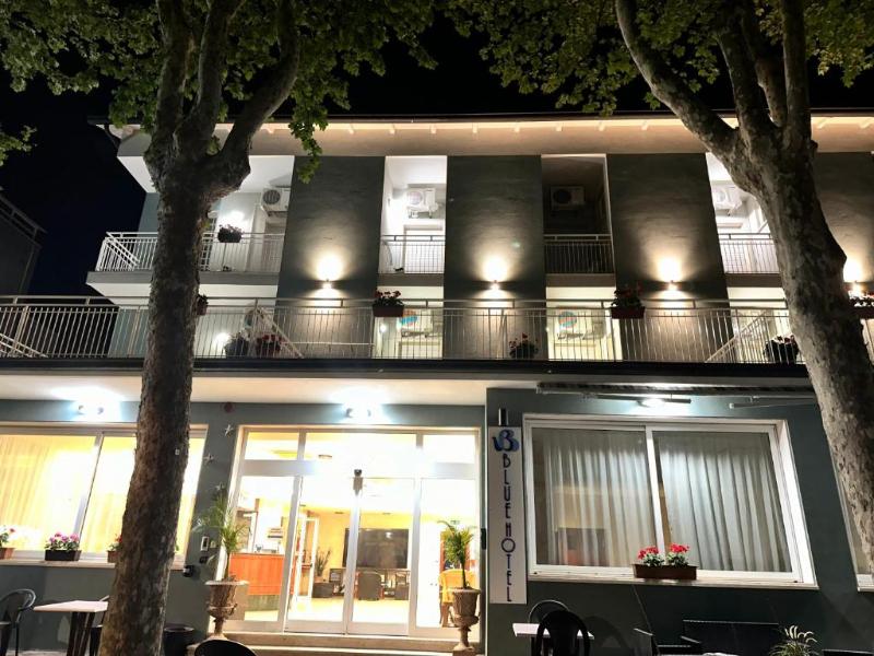 Blue Hotel - Genel