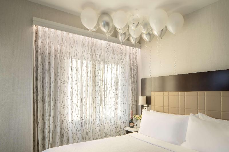 Embassy Suites by Hilton NewYorkManhattan Times Sq - Oda