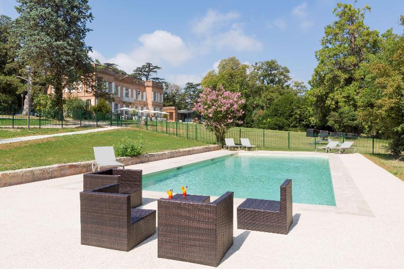 Best Western Premier Le Domaine de Montjoie - Havuz