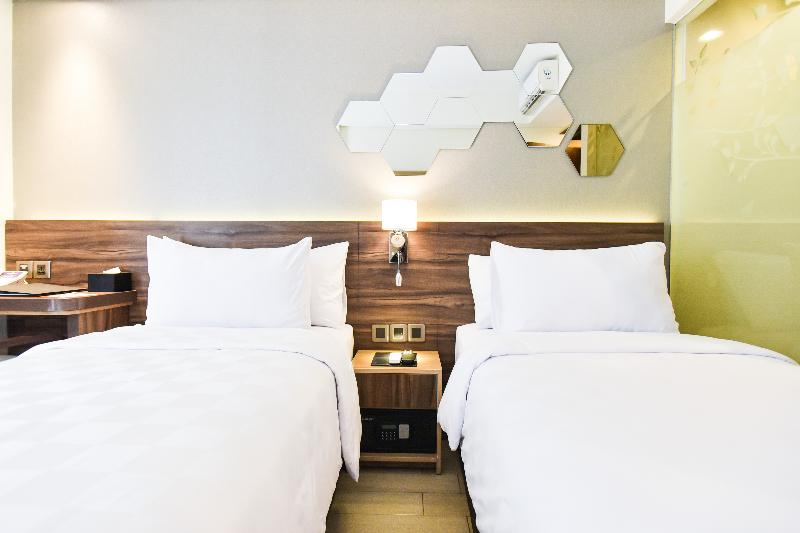 Golden Tulip Essential Tangerang - Oda