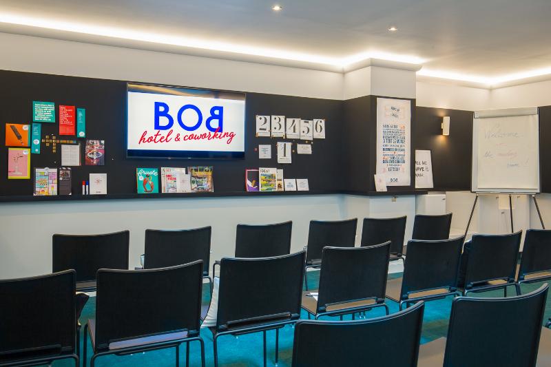 Bob Hotel - Toplantı