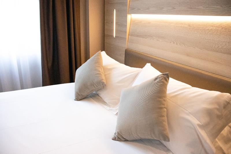 Duomo Hotel & Apartments - Oda
