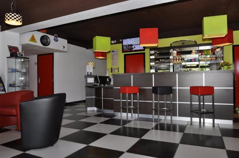 Hotel Kyriad Design Enzo Montlucon - Saint Victor - Bar