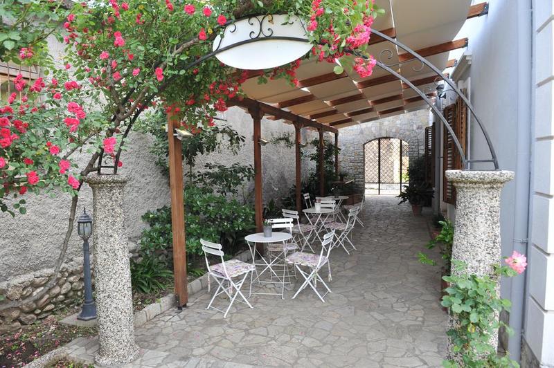 Rose Garden Hotel - Teras
