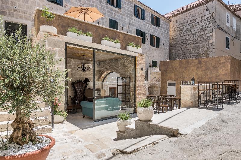 Heritage Palace Varos - Quaint & Elegant Hotels - Bar