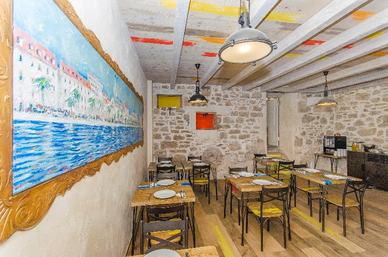 Heritage Palace Varos - Quaint & Elegant Hotels - Bar