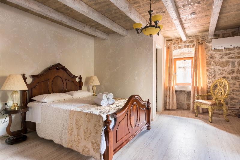 Heritage Palace Varos - Quaint & Elegant Hotels - Oda