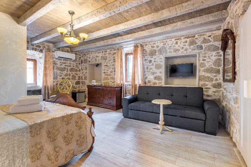Heritage Palace Varos - Quaint & Elegant Hotels - Oda