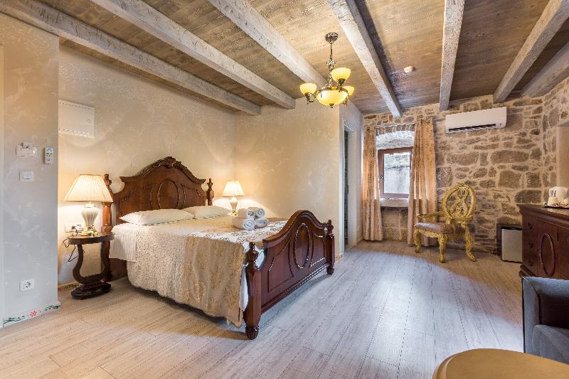 Heritage Palace Varos - Quaint & Elegant Hotels - Oda