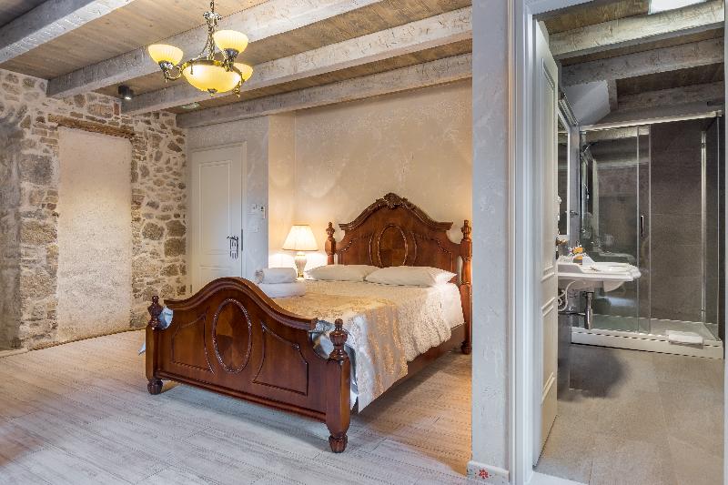 Heritage Palace Varos - Quaint & Elegant Hotels - Oda