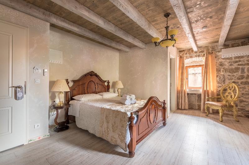 Heritage Palace Varos - Quaint & Elegant Hotels - Oda