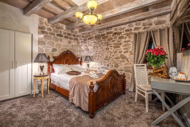 Heritage Palace Varos - Quaint & Elegant Hotels - Oda