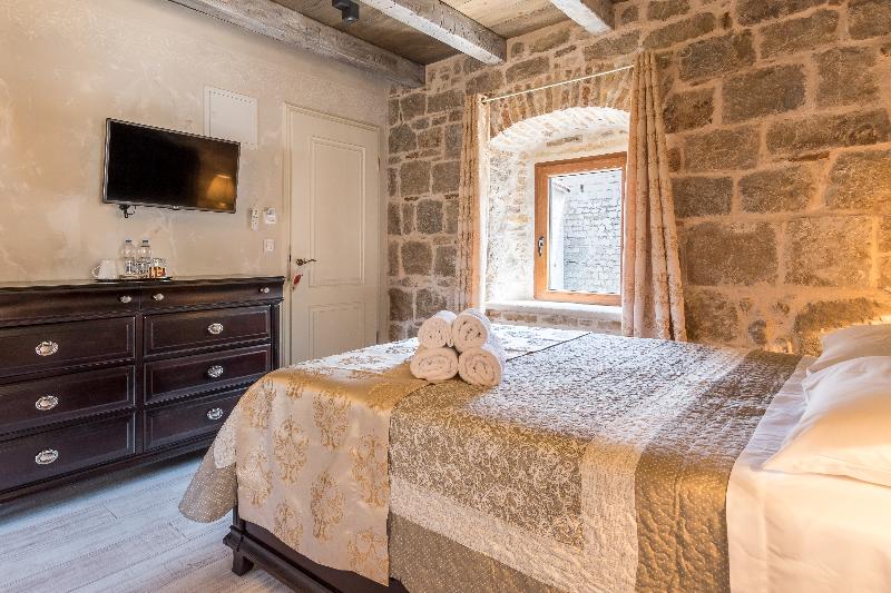 Heritage Palace Varos - Quaint & Elegant Hotels - Oda