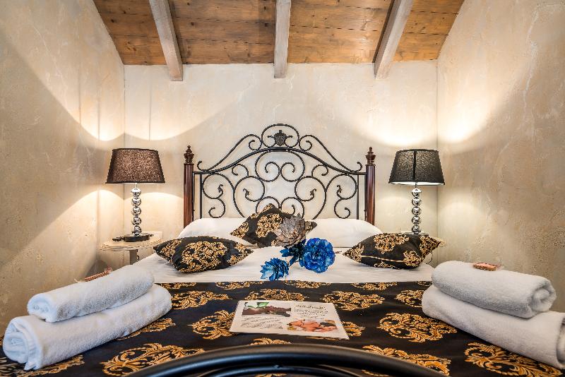 Heritage Palace Varos - Quaint & Elegant Hotels - Oda