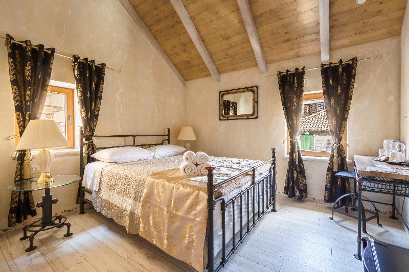 Heritage Palace Varos - Quaint & Elegant Hotels - Oda