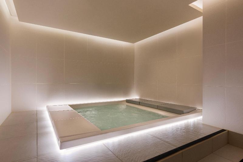 voco® Doha West Bay Suites - Havuz