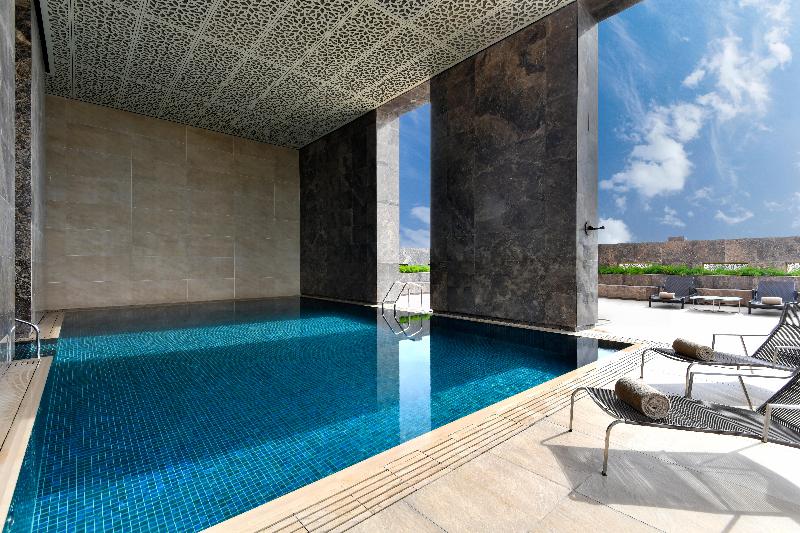 voco® Doha West Bay Suites - Havuz