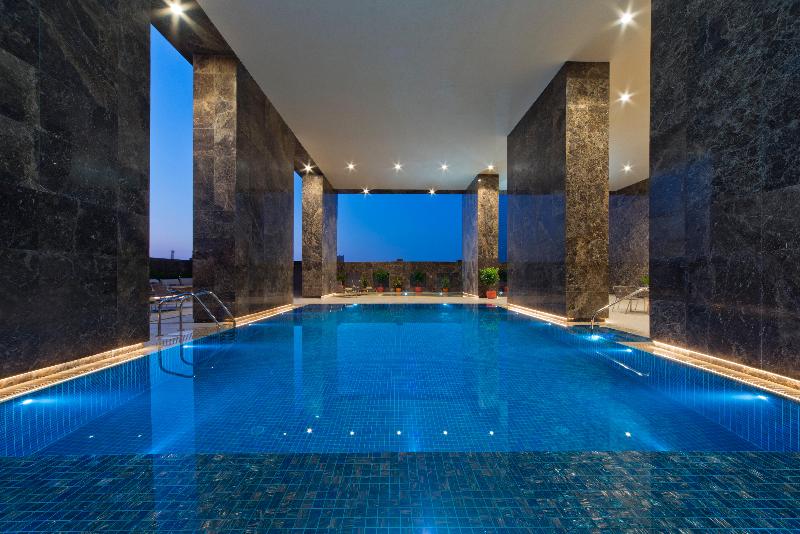 voco® Doha West Bay Suites - Havuz