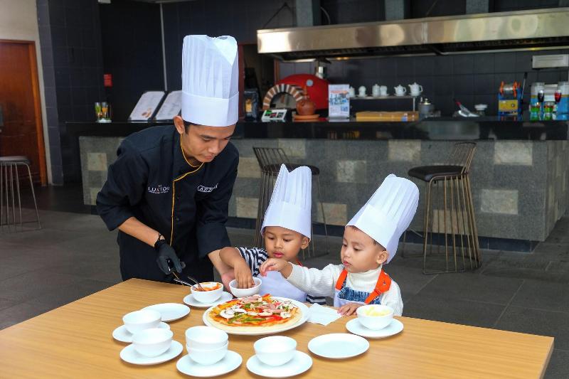 The Luxton Cirebon - Restoran