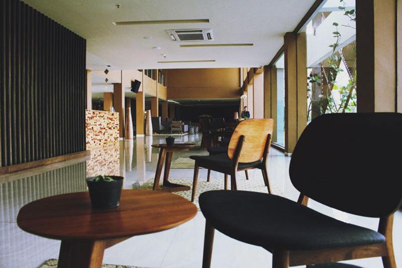 Front One Akshaya Hotel Karawang - Lobi