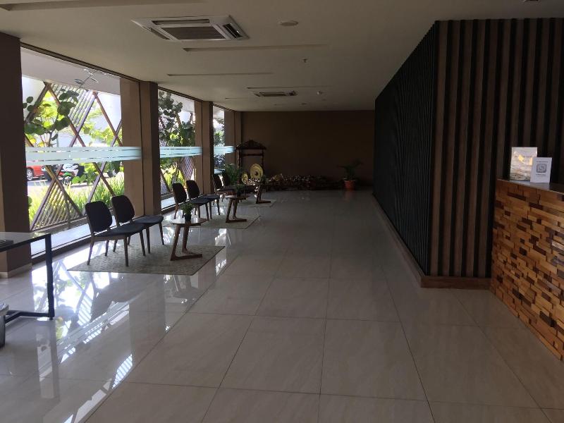 Front One Akshaya Hotel Karawang - Lobi
