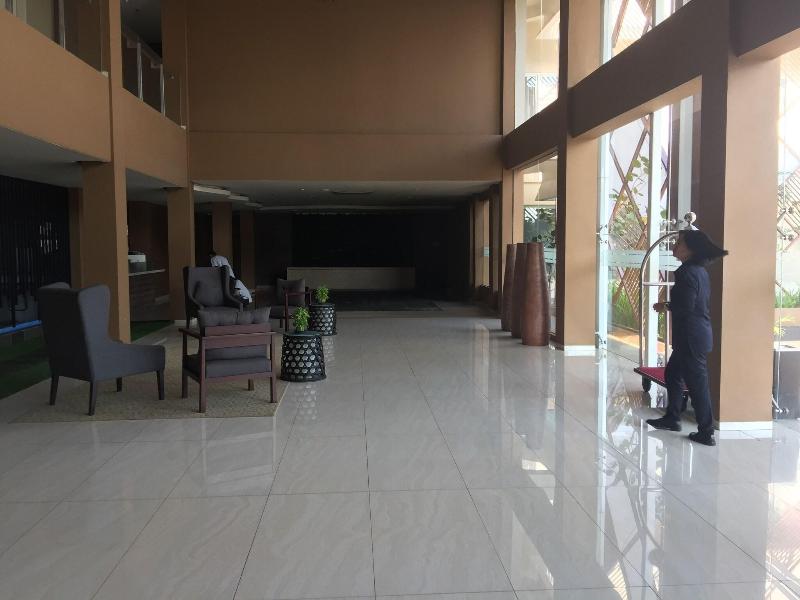 Front One Akshaya Hotel Karawang - Lobi