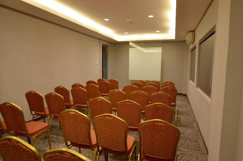 Front One Akshaya Hotel Karawang - Toplantı