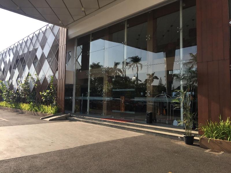 Front One Akshaya Hotel Karawang - Genel