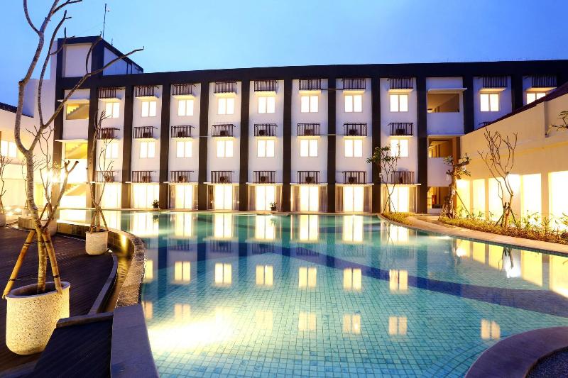Front One Akshaya Hotel Karawang - Havuz