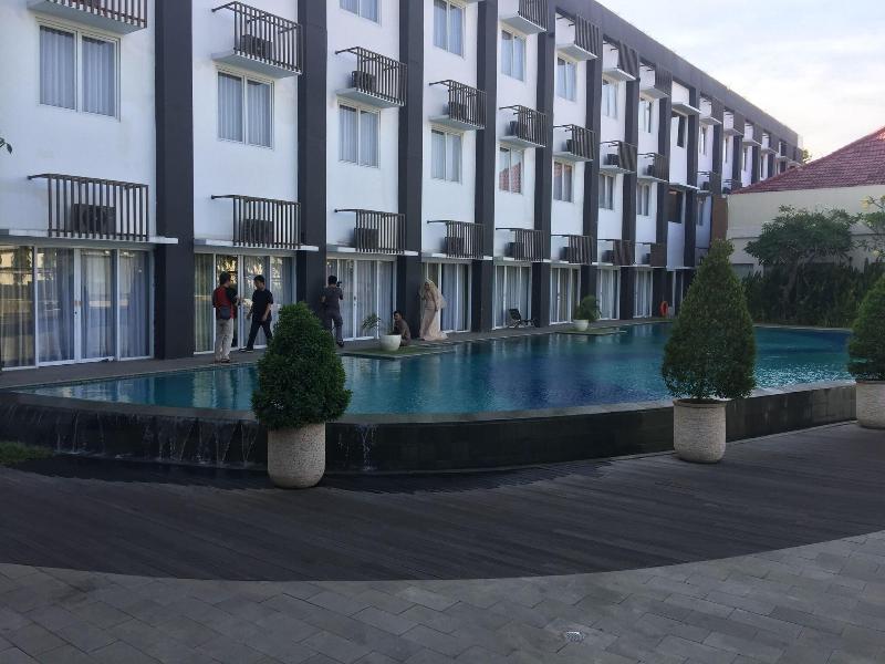 Front One Akshaya Hotel Karawang - Havuz