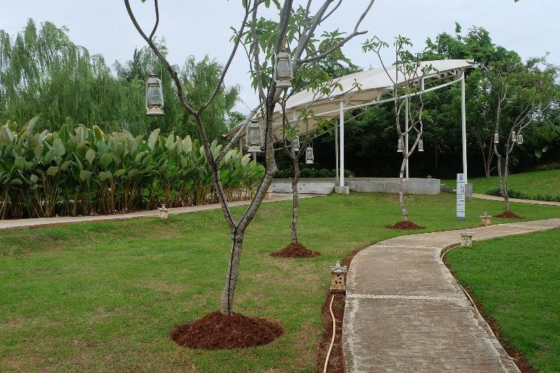 Front One Akshaya Hotel Karawang - Teras